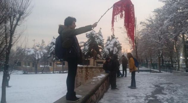 Arrestohet gruaja e dytë në Iran, protestoi kundër hixhabit