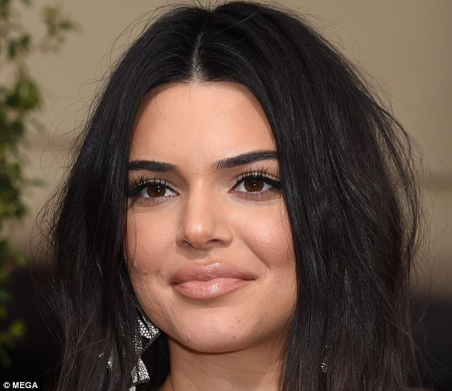 Nuk e lë keq as Kendall Jenner, ndërhynë tek buzët (Foto)