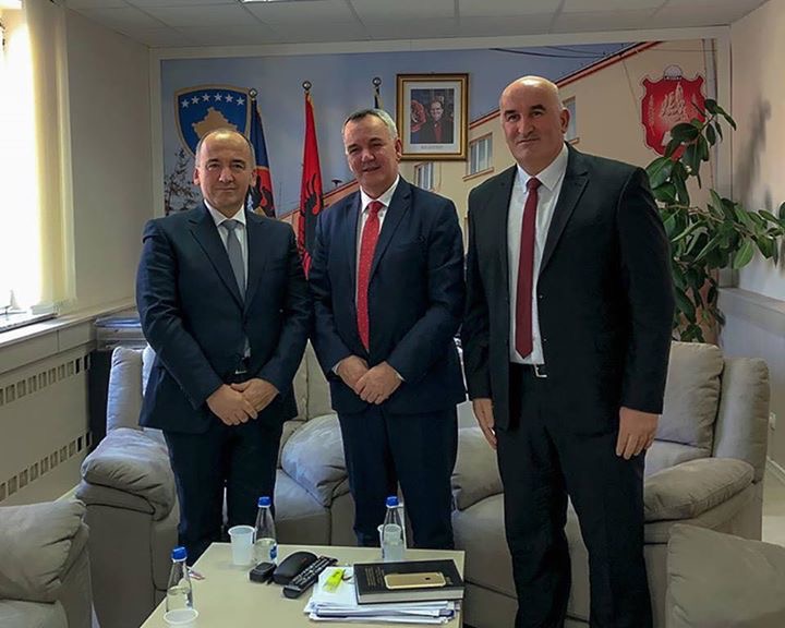Kryetari Ahmeti pret në takim Gazmend Muhaxherin dhe Sokol Halitin