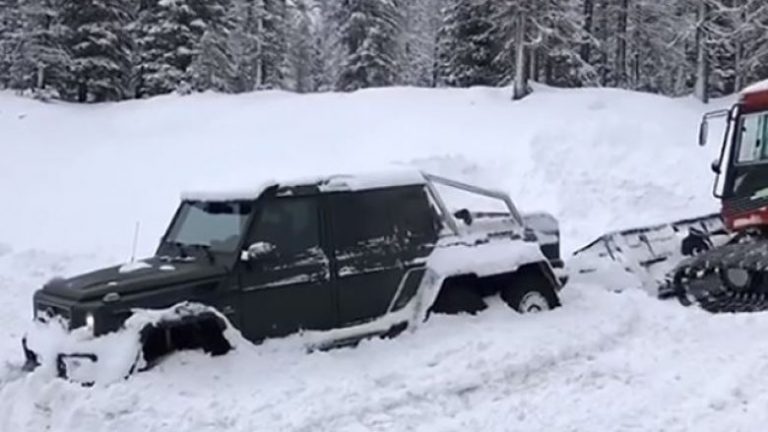 Mposhtet Mercedes G63, gjashtë rrotat e fuqishme nuk i ndihmuan të lëvizë në borë të dendur (Foto)