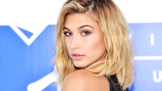 Hailey Baldwin me fustan të tejdukshëm në javën e modës në Londër