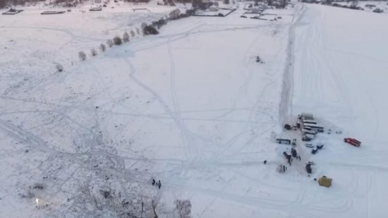 Pamjet e filmuara me dron tregojnë vendin ku është rrëzuar aeroplani rus, ku humbën jetën 71 persona (Video)