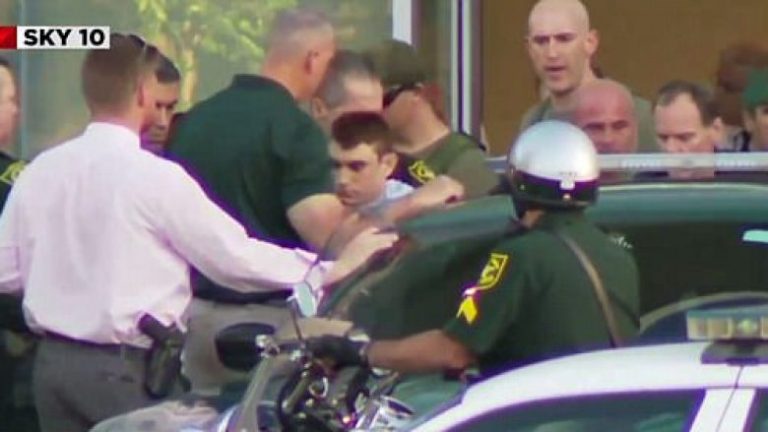 Momenti kur policët prangosin sulmuesin, që qëlloi për vdekje 17 persona (Foto/Video)