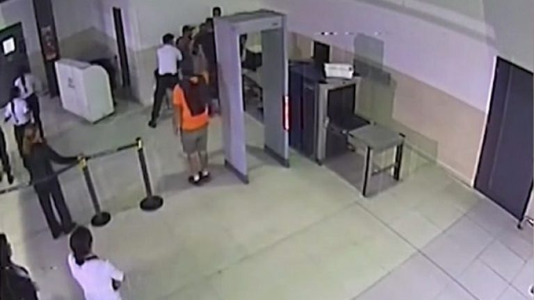 Anëtarët e një familje rrahen brutalisht me pjesëtarët e sigurimit të aeroportit, kamerat e sigurisë filmojnë gjithçka (Video, +18)