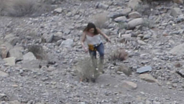 I mbijeton rrëzimit të helikopterit, gruaja filmohet duke dalë nga rrënojat e fluturakes së përfshirë nga flaka (Foto/Video)
