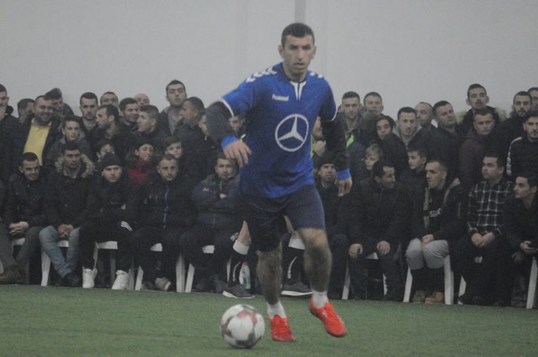 Banulla synon titullin,Akllapi kërkon përforcime