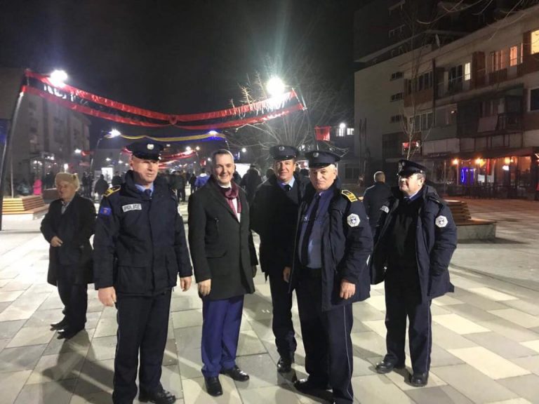 Ahmeti takon qytetarë në shesh, fotografohet edhe me Policët