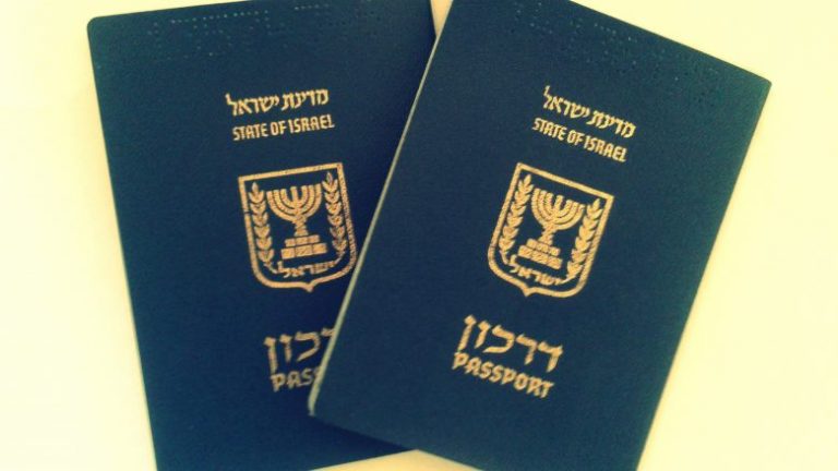 Nervozohet me policinë kufitare kiliane, i vizatuan në pasaportë penisin dhe mbishkrimin “Rroftë Palestina” – pretendon se ia bën vetëm pse “është hebre” (Foto)