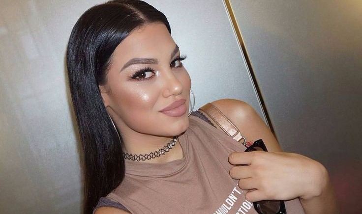 Dhurata Dora si një trëndafil, shkëlqen e tëra në të kuqe