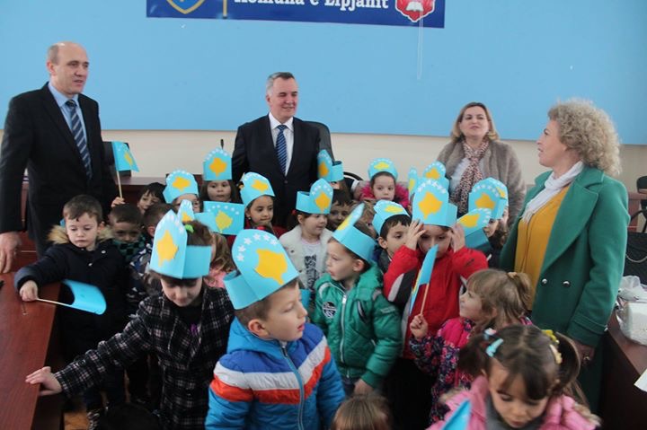 Fëmijët e Çerdhes vizituan kryetarin Ahmeti, i dhuruan simbole për 10 Vjetorin e Pavarësisë së Kosovës