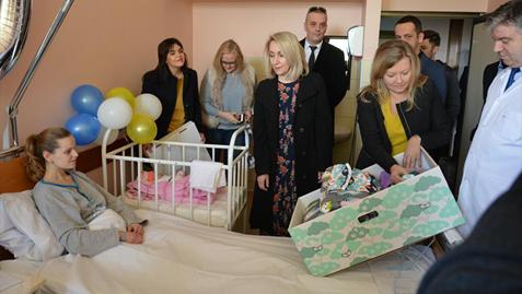 Renea Kozhani fëmija e parë të 17 shkurtit 2018, Finlanda dhuroi “pakon e amësisë“