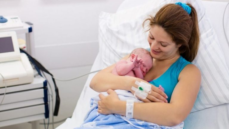 Çfarë i ndodhë bebes në orën e parë të jetës së vet?