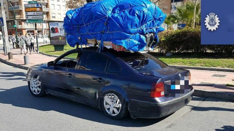 Gjatë kontrollit të veturës së mbingarkuar, gjendet edhe një dyvjeçare e mbuluar me gjësende (Foto)
