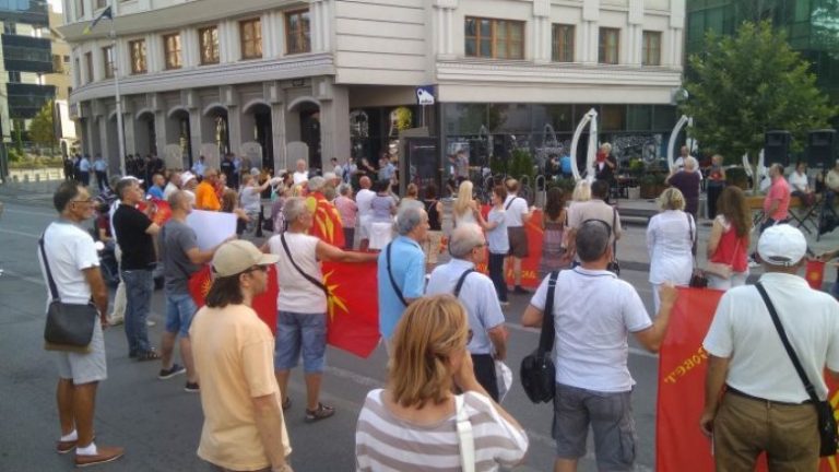 Sot protestohet në Shkup kundër ndryshimit të emrit dhe ligjit për përdorimin e gjuhëve