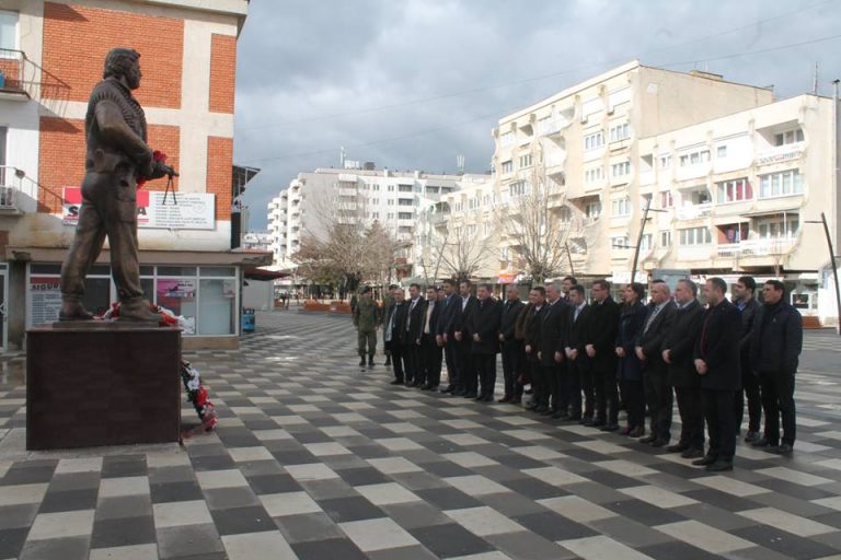 Homazhe pranë shtatores Adem Jasharit në Lipjan, për nderë të 20 vjetorit të Epopesë së UÇK-së