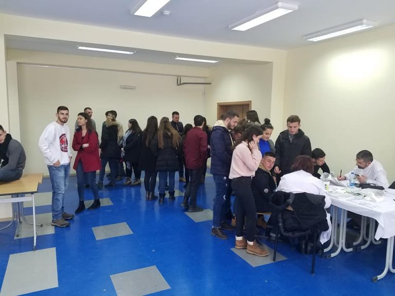 Mbi 100 nxënës të Gjimnazit “Ulpiana” në Lipjan dhuruan gjak