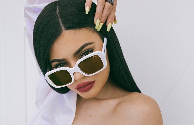 Kylie Jenner publikon foto ku shihet e veshur në bikini