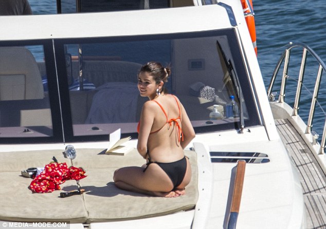 Selena Gomez shëndoshet shumë, shikoni si duket në bikini