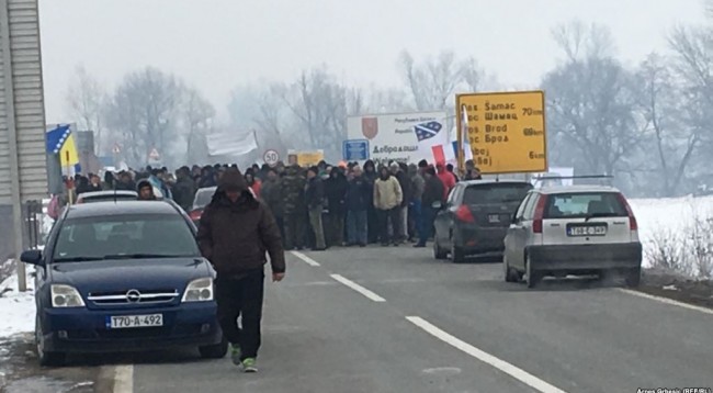 Veteranët e luftës në Bosnje i bllokojnë rrugët