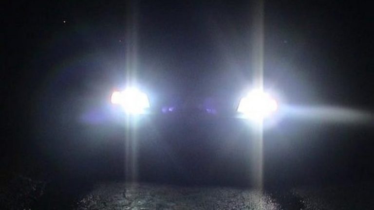 Makinat moderne me drita shumë të shndritshme, po u shkaktojnë shoferëve tjerë probleme në shikim (Foto)