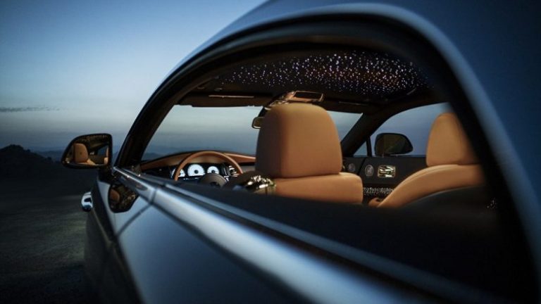 Rrolls-Royce me edicionin e limituar të makinave, me enterier të shndritshëm ku ‘shkëputen yjet’ (Foto)