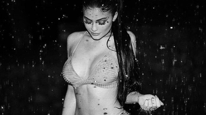 Kylie Jenner bëhet “mamaja më seksi” (Foto)