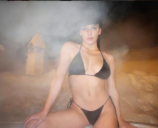 Klaudia Pepa lë provokimet, shfaqet në krahët e nënës (Foto)