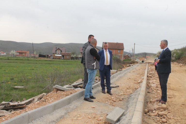 Kryetari Ahmeti viziton punimet në rrugën Magure – Blinajë