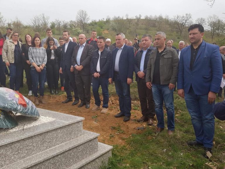 Nderohen dëshmorët dhe martirët në fshatrat Sllovi Tërbufc dhe Akllap (FOTO)