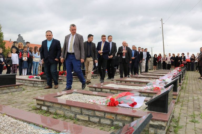 Nderohen martirët e fshatrave Ribar i Vogël dhe Blinajë (FOTO)