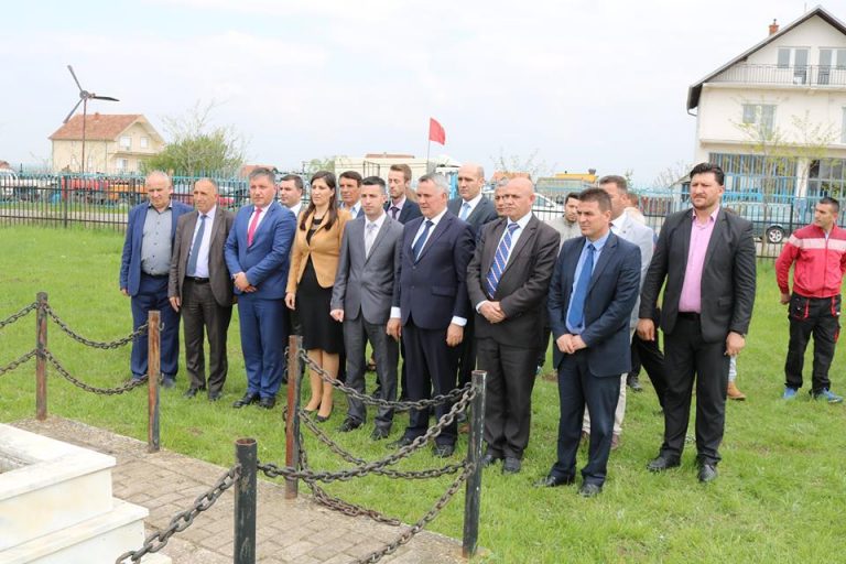 Nderohen dhe përkujtohen dëshmorët dhe martirët e Komunës së Lipjanit