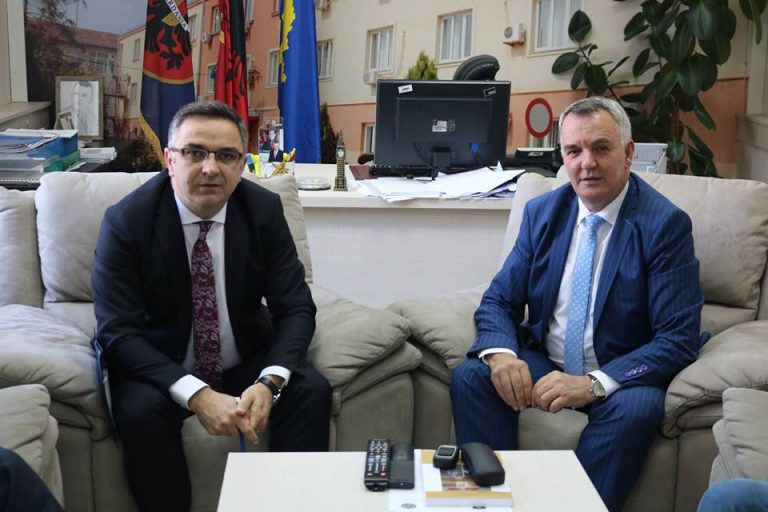 Kryetari Ahmeti pret në takim Besnik Tahirin diskutohet për ndërtimin e sallës sportive tek shkolla e fshatit Sllovi