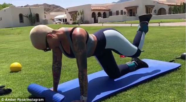 Të gjithë sytë tek Amber Rose, ‘ndez’ Coachellan me format e saj