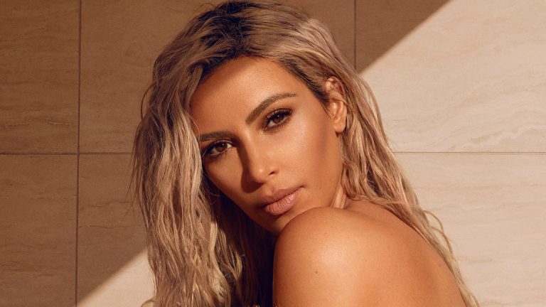 Kim Kardashian e “hallakat” Instagramin, për tre ditë poston 7 imazhe lakuriq