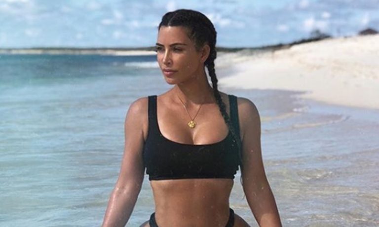Kim Kardashian nostalgjike për pushimet, e ‘nxehtë’ në bikini