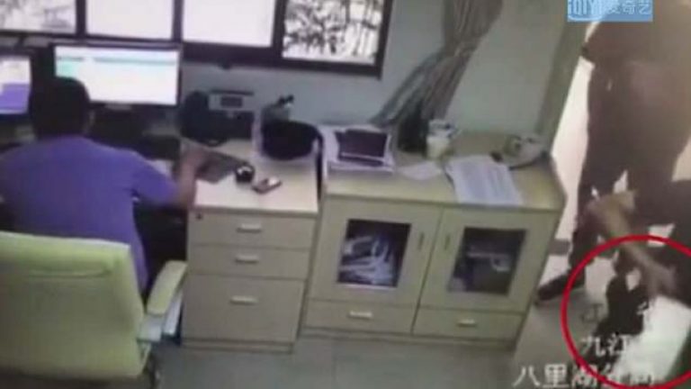 E ftuan në stacionin policor për ta zgjidhur një mosmarrëveshje me ish-gruan, burri nxjerr thikën dhe i vërsulet (Video)