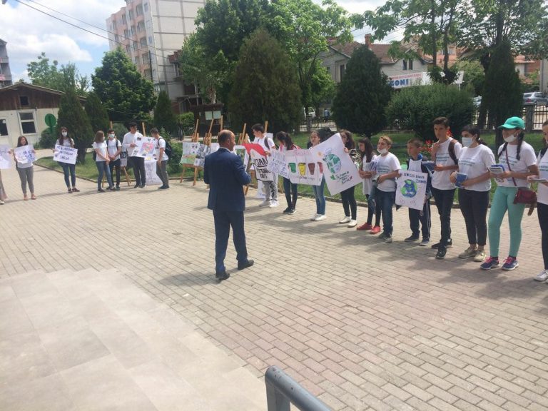 Nxënsit e shkollës Ismajl Luma në Lipjan pjesë e aktivitetit për mbrojtjen e mjedisit
