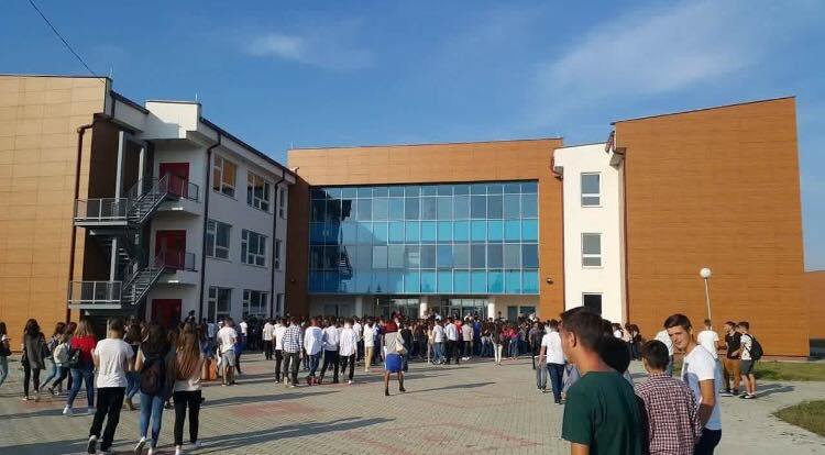 Kryetari Ahmeti uron maturantët lipjanas