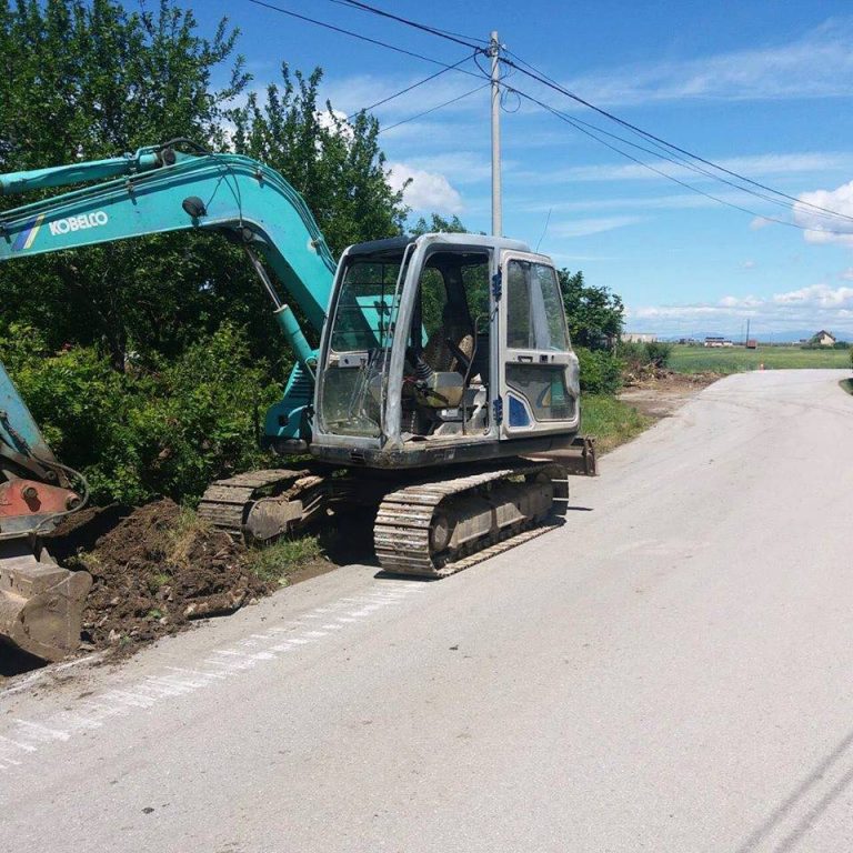 FOTOLAJM/ Në Banullë fillojnë punimet në ndërtimin e trotuareve të përcjellur me ndriçim publik