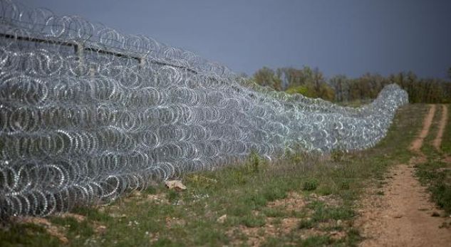 Mali i Zi, gardh me gjemba me Shqipërinë