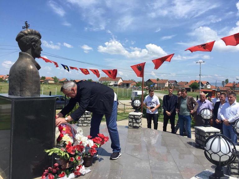 Homazhe pran lapidarit të dëshmorit “Xhavit Kozhani” (FOTO)