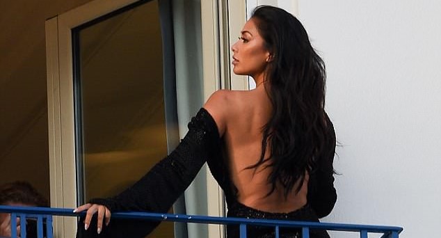 Nicole Scherzinger poza të ‘nxehta’ nga dhoma e hotelit në Kanë