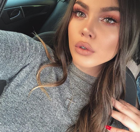 Modelja që gjithmonë hap sytë dhe gojën jashtë normales (Foto)