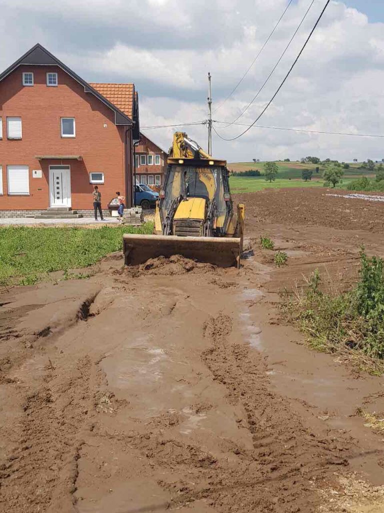 Komuna intervenon me makineri në zona të ndryshme në Lipjan