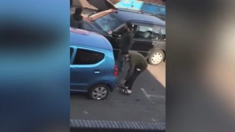 Rrahje masive në qendër të qytetit në mes të ditës, viktimën e godasin me tulla në kokë (Video, +18)
