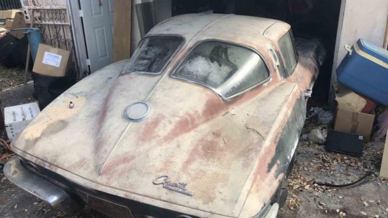 Për 45 vite kishte qëndruar nën mbeturina, Chevrolete Corvette i vitit 1963 tani vlen 150 mijë dollarë (Foto/Video)