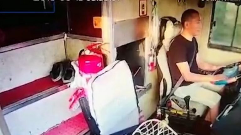 Pëson sulm në tru derisa ishte prapa timonit, pasagjerët arrijnë ta ndalin autobusin dhe të ua shpëtojnë jetën 30 personave dhe shoferit (Video)
