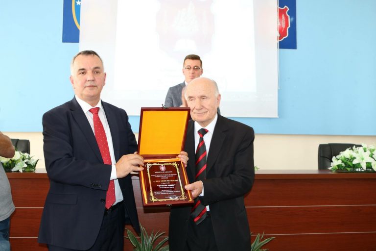 Gani Demir Retkoceri shpallet “Qytetarë nderi”, i Komunës së Lipjanit