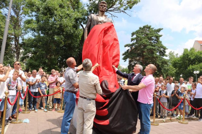 Përurohet shtatorja e Heroit të Kombit, Ismet Asllani në Lipjan