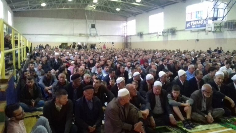 Kështu u bë falja e Fitër Bajramit në Lipjan (FOTO)